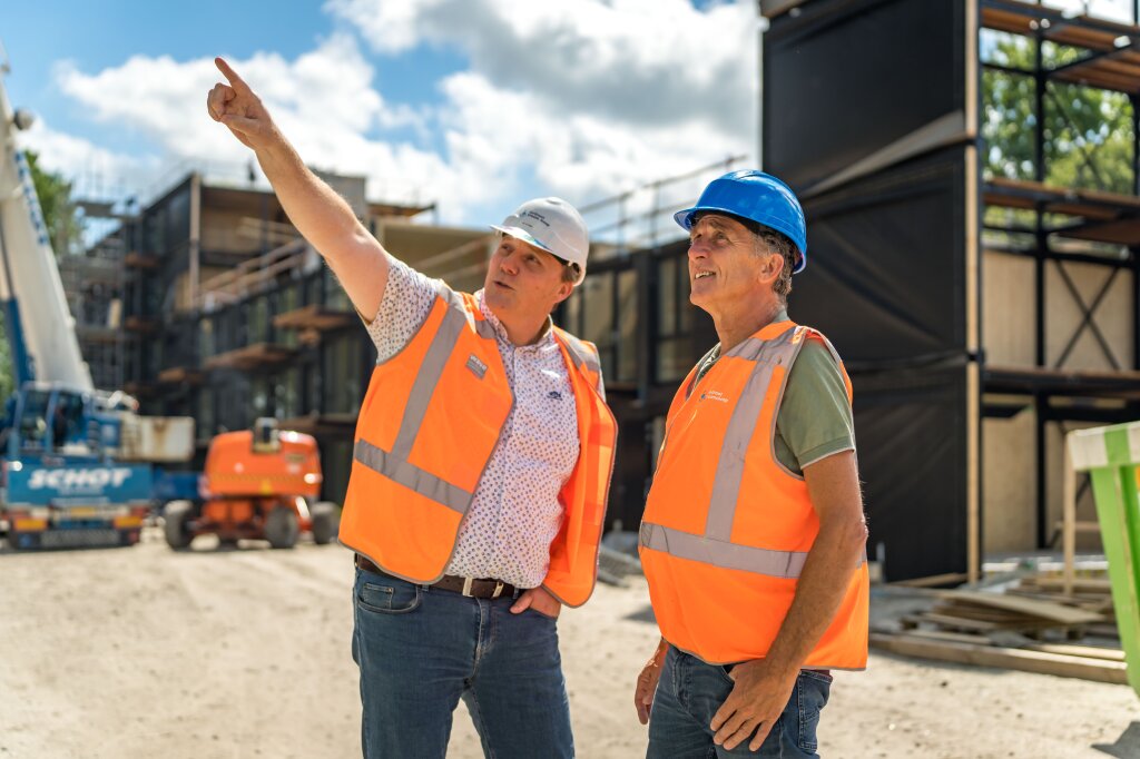 Minimaal 10 weken voor aanvang van het werk bespreken we de montage op locatie en zorgen we voor een optimale logistieke aanvoer.